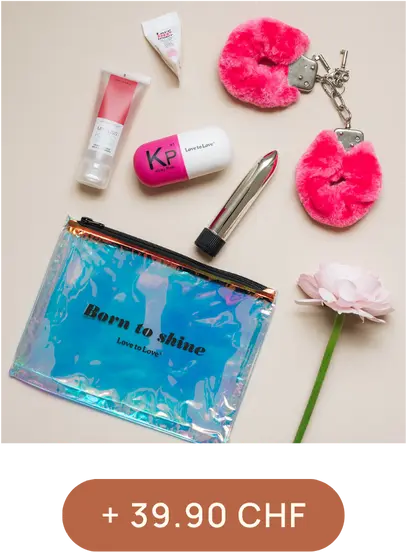 Trousse holographique « Born to shine » contenant des objets variés : clé USB, menottes en fourrure rose, tube de crème, gel lubrifiant. Prix indiqué : + 39.90 CHF. Rose en arrière-plan.